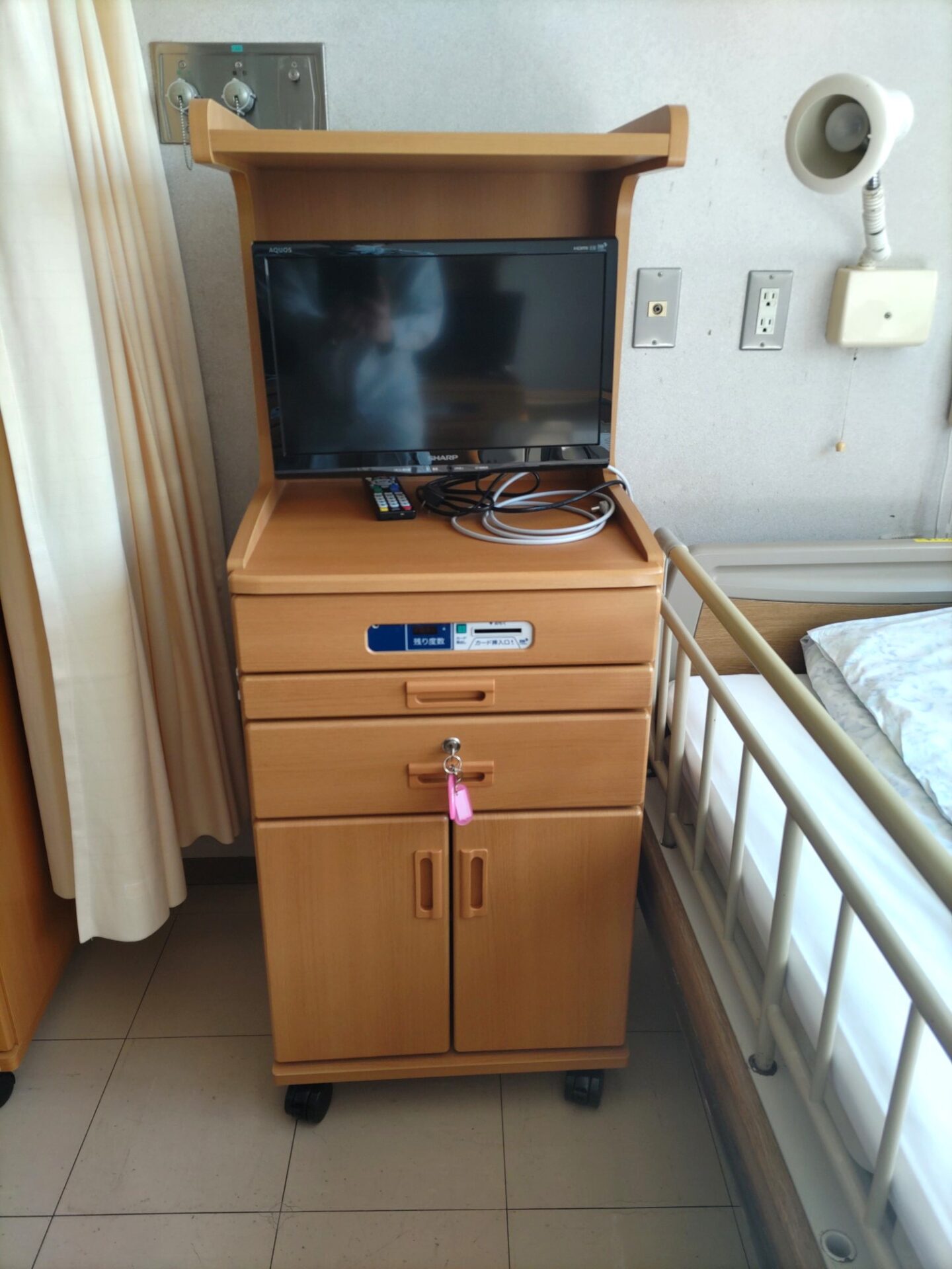 246.ミドルタイプの床頭台