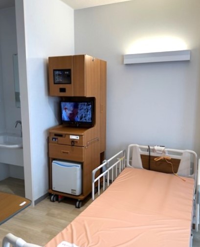 233.ハンガータイプの床頭台