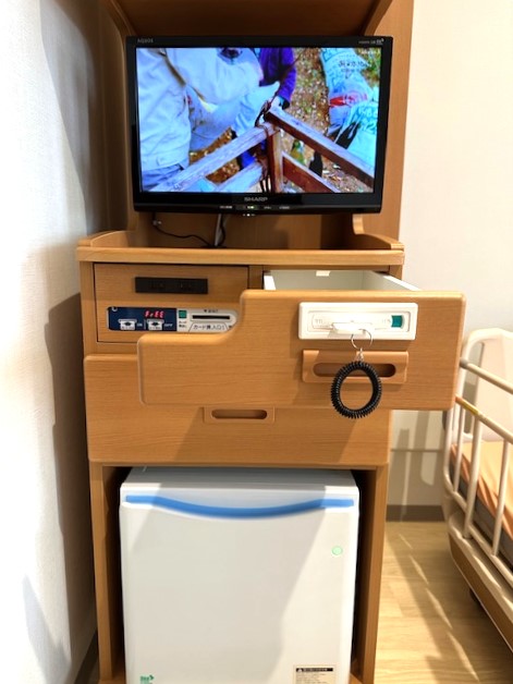 解除して引出しを開けるとカードの挿入口が見えます。
