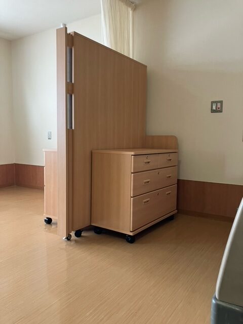 スライド扉を収納する事でベッド移動をスムーズに行う事が出来ます。