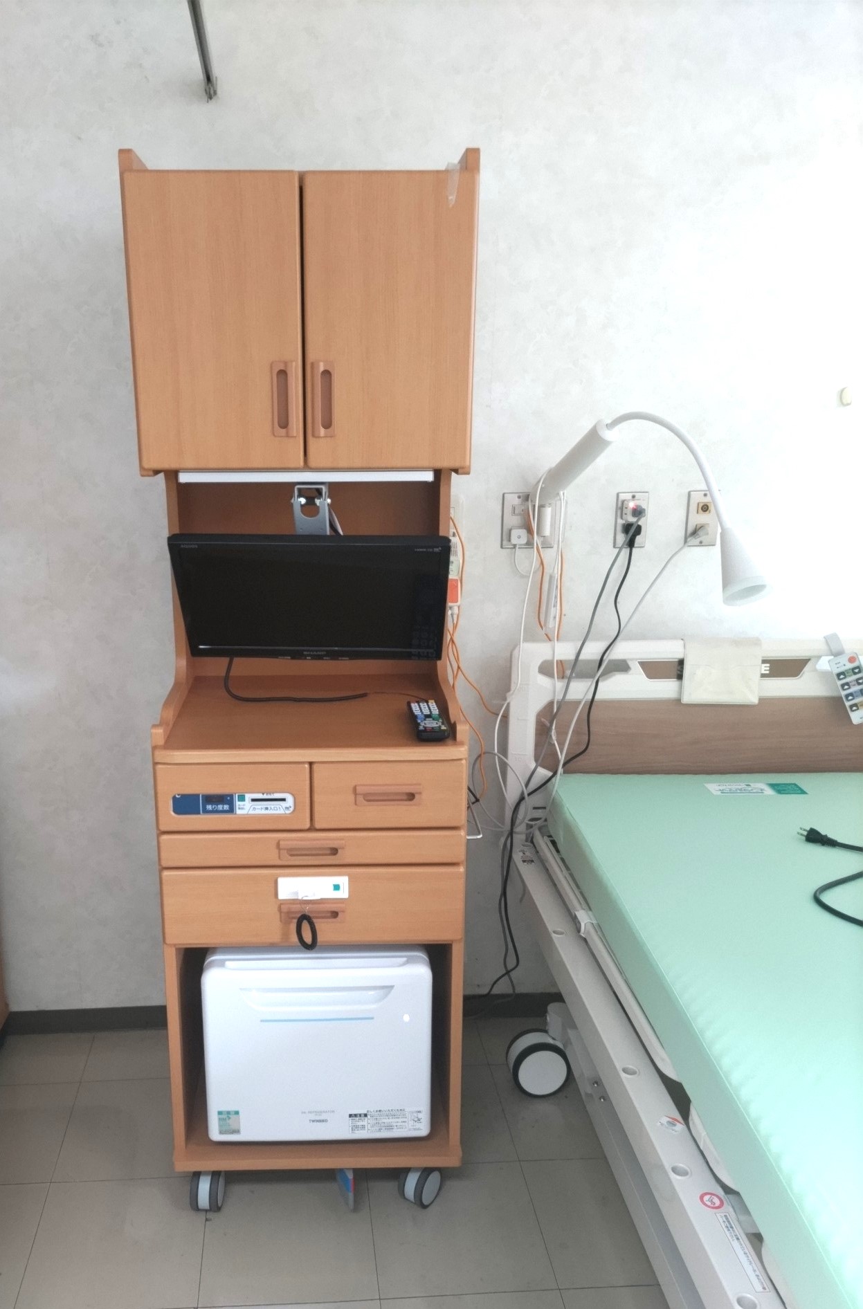 252.ハイタイプの床頭台