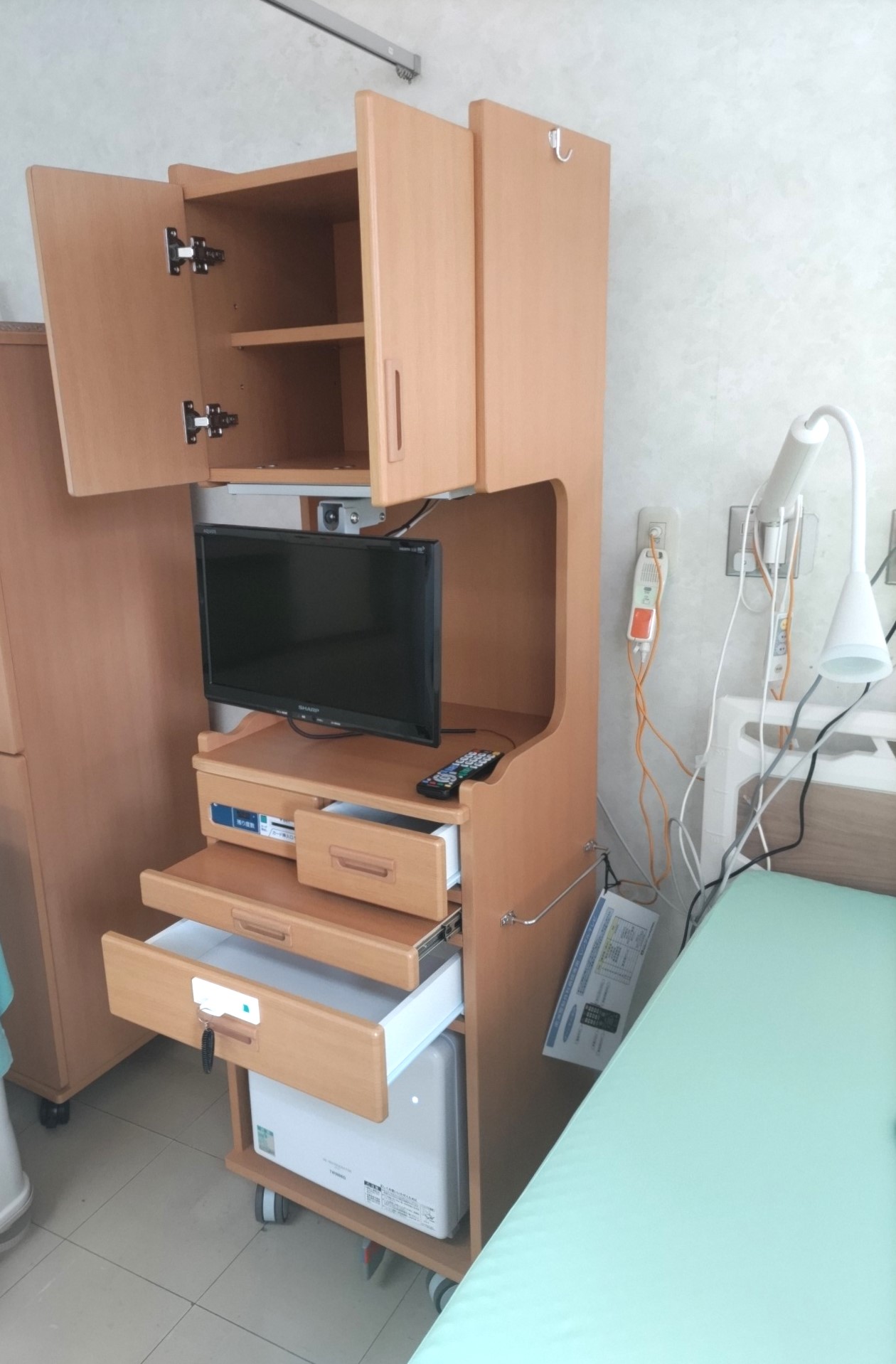 上部収納には可動棚を設けています。