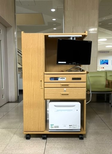 247.ハンガータイプの床頭台