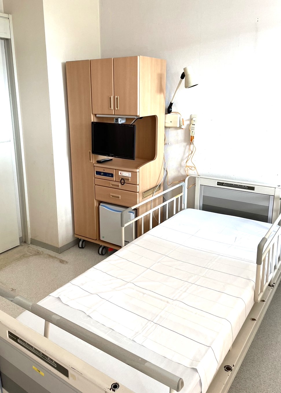 側面の掘り込み式のタオル掛けは使用しない際収納すれば、突起が無く安全です。