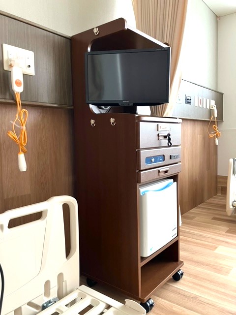 側面には用途に応じて物を掛けられる様に3か所フックを設けています。