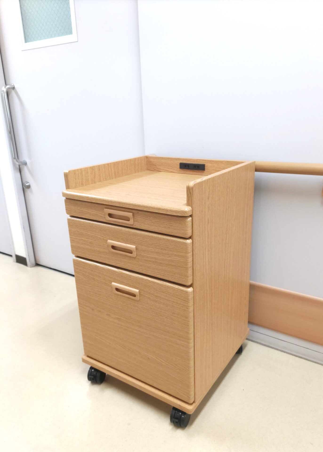 左右後方に物落ち防止の転び止めを設けています。