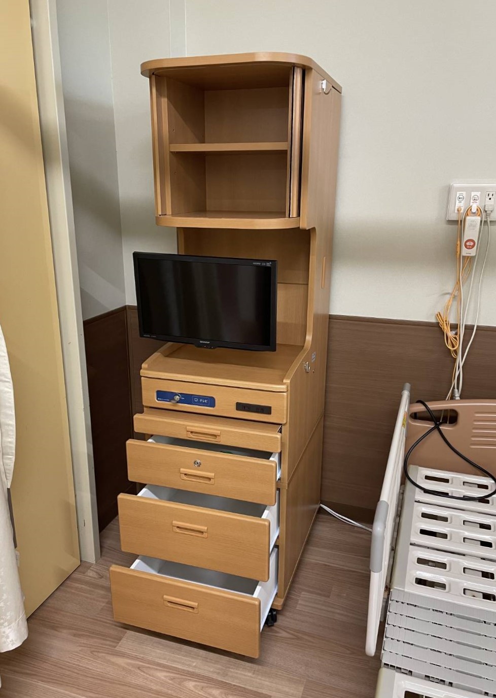 上部の蛇腹式収納は突起しないので頭をぶつける心配が有りません。