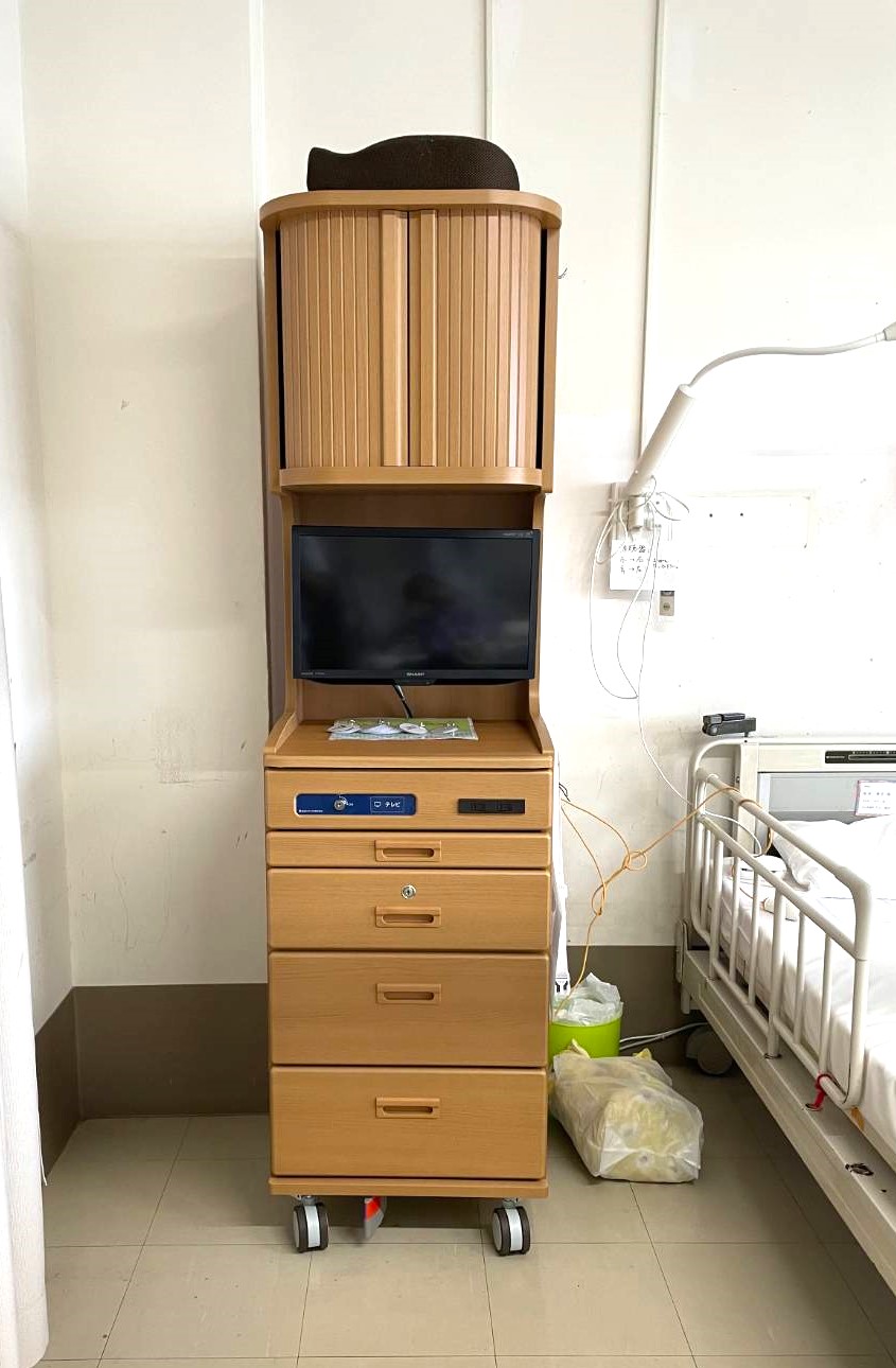 257.ハンガータイプの床頭台