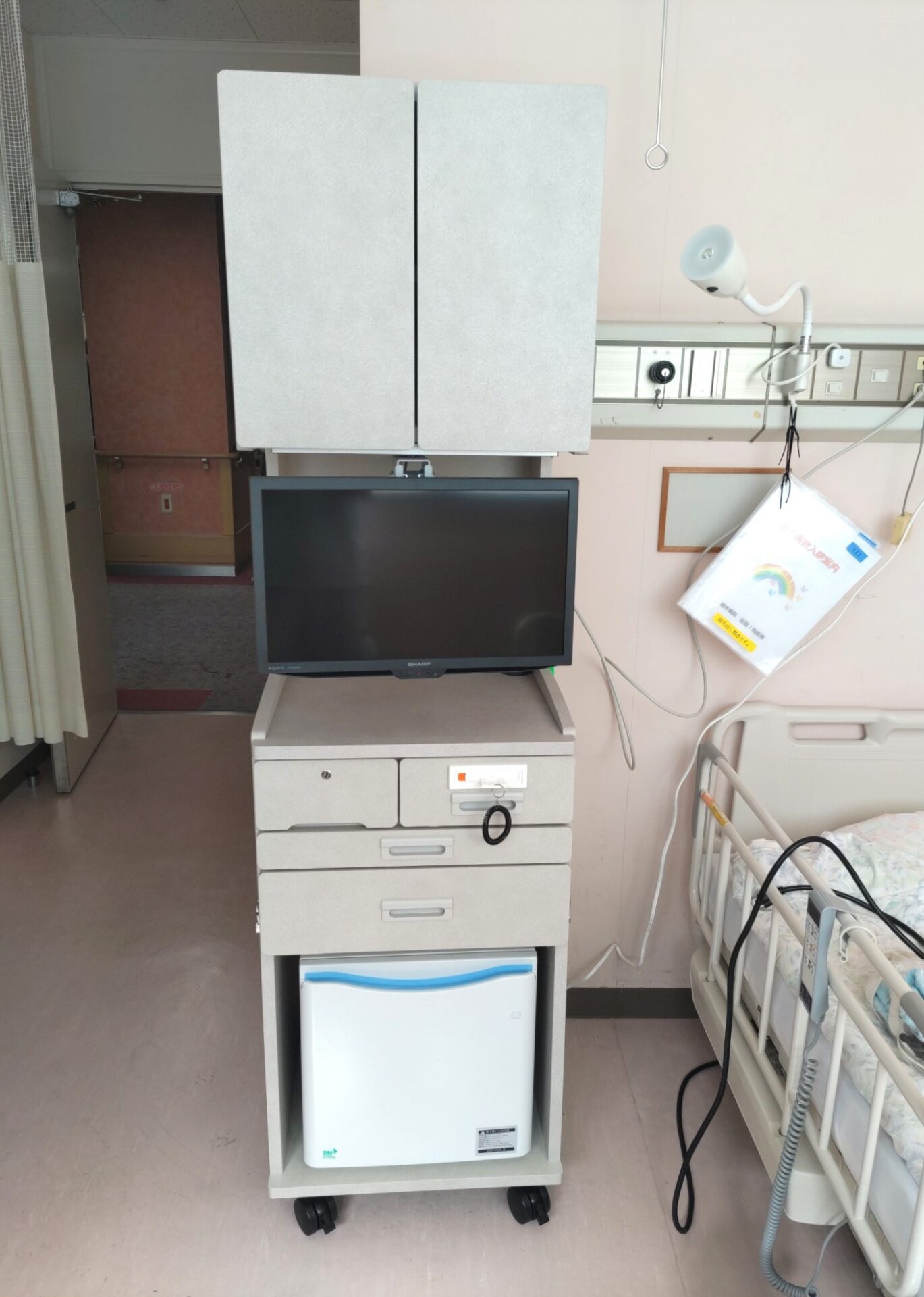 258.ハイタイプの床頭台