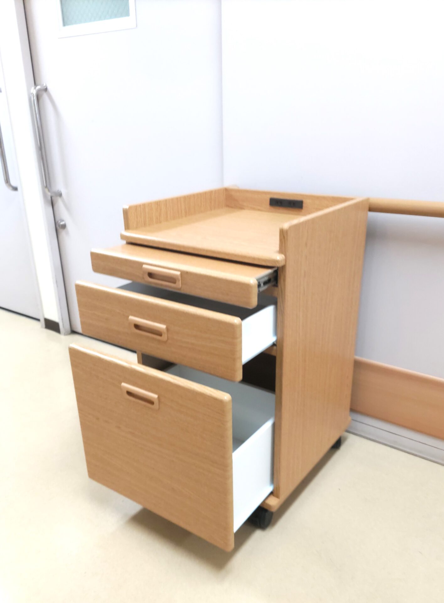 収納は引出し式なので容易に物を出し入れ出来ます。