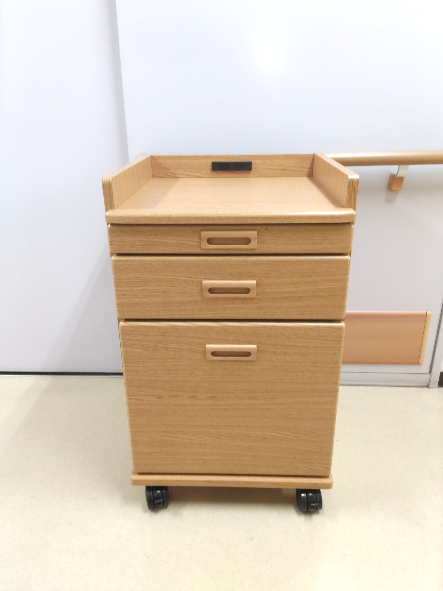 251.ロータイプの床頭台