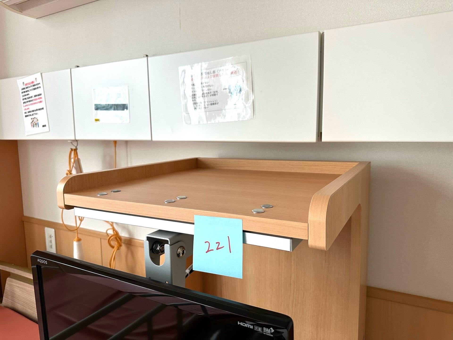 壁の棚の下に干渉しないようにしています。