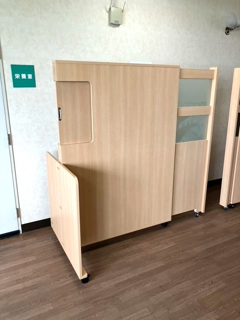 スライド扉を伸ばす事で患者様のプライベート空間を確保します。