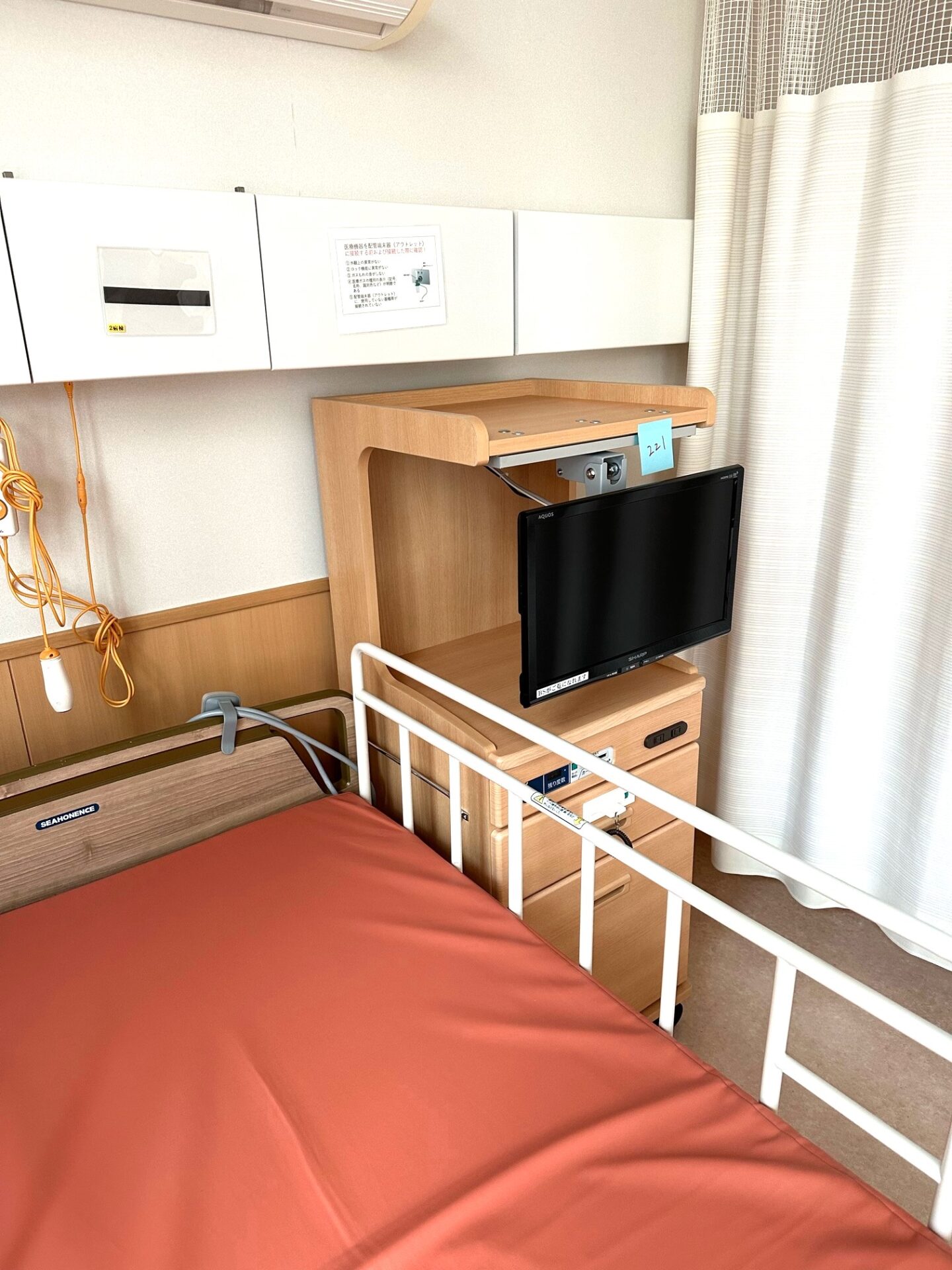 スライドカウンターを無くし、引出しの高さを調整して総高さを抑えています。