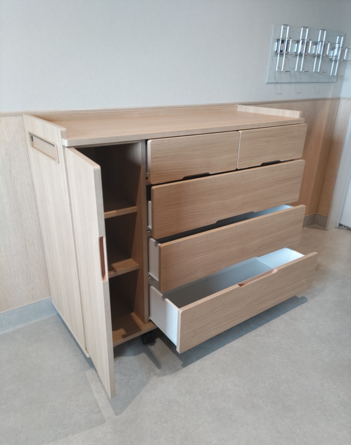 引出し機能と内部に稼働棚を設けた収納を備えております。