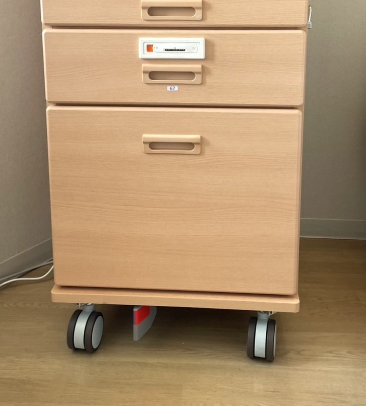 センターのレバーを左右に動かす事でキャスターのロックと解除が出来ます。