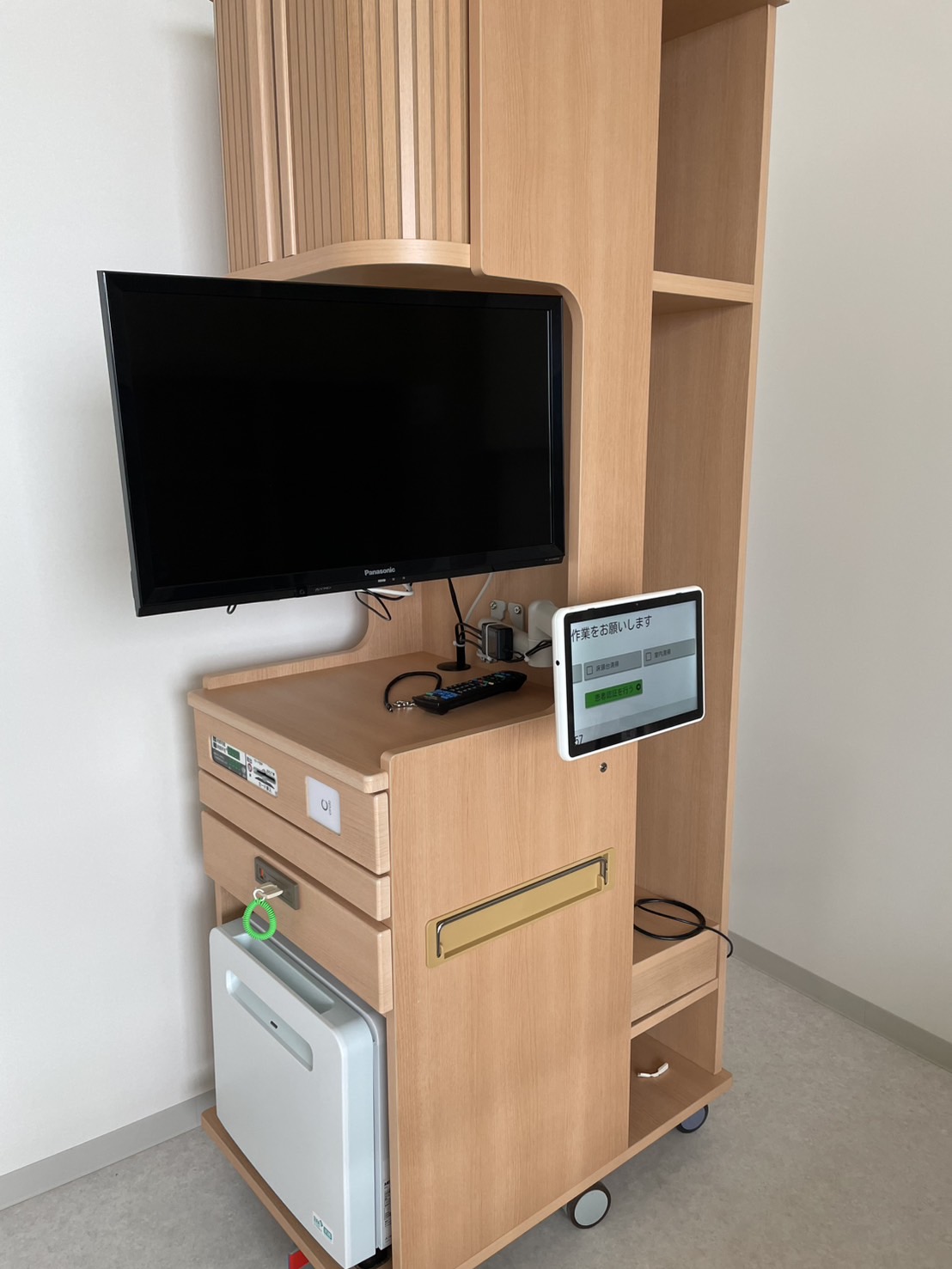 扱いやすいようにモニターを患者様の近くに取り付けました。