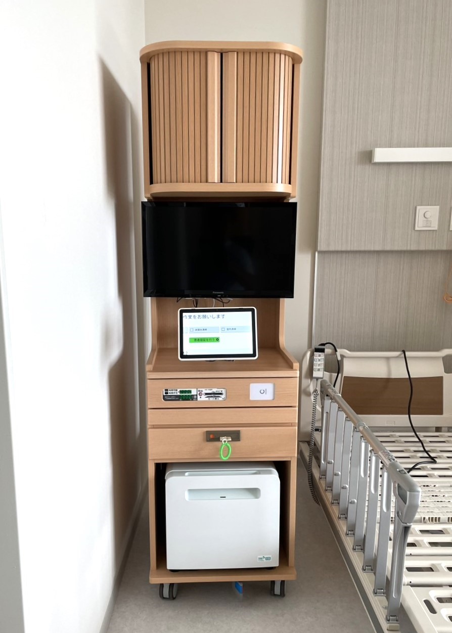 テレビとモニターを納める為、スペースを通常より大きくしております。