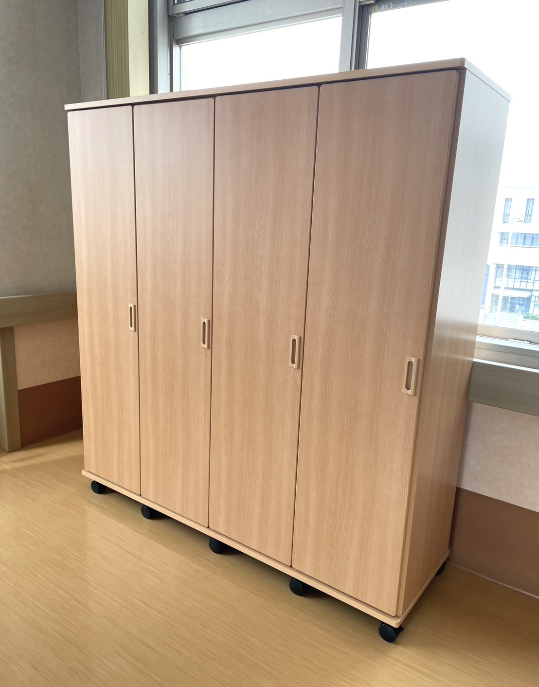 使い勝手の良さから現地にて扉を反対に付け替えました。