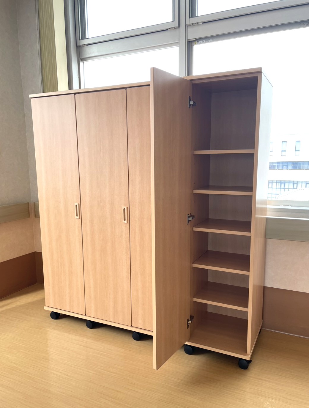 色んな物を収納できるように棚を多く設けております。