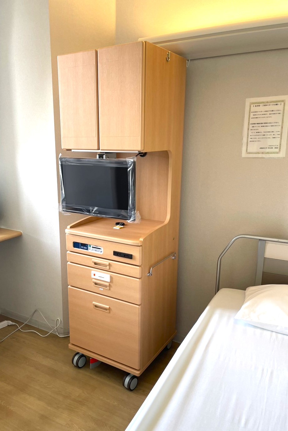 255.ハイタイプの床頭台