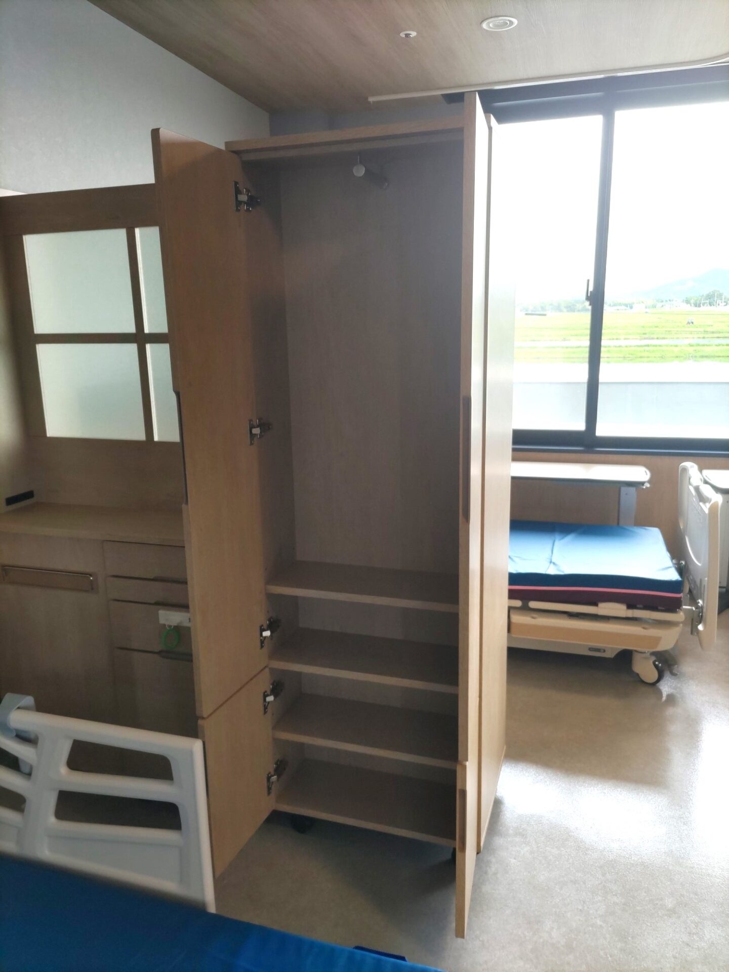 ハンガーを掛ける事も出る収納となっております。