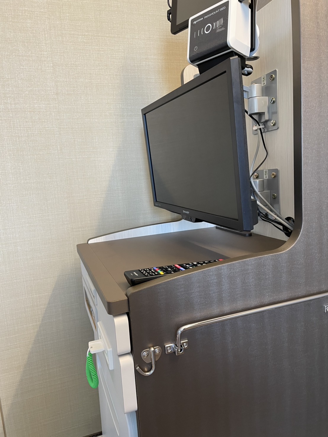 テレビの前は卓上スペースとして利用できます。