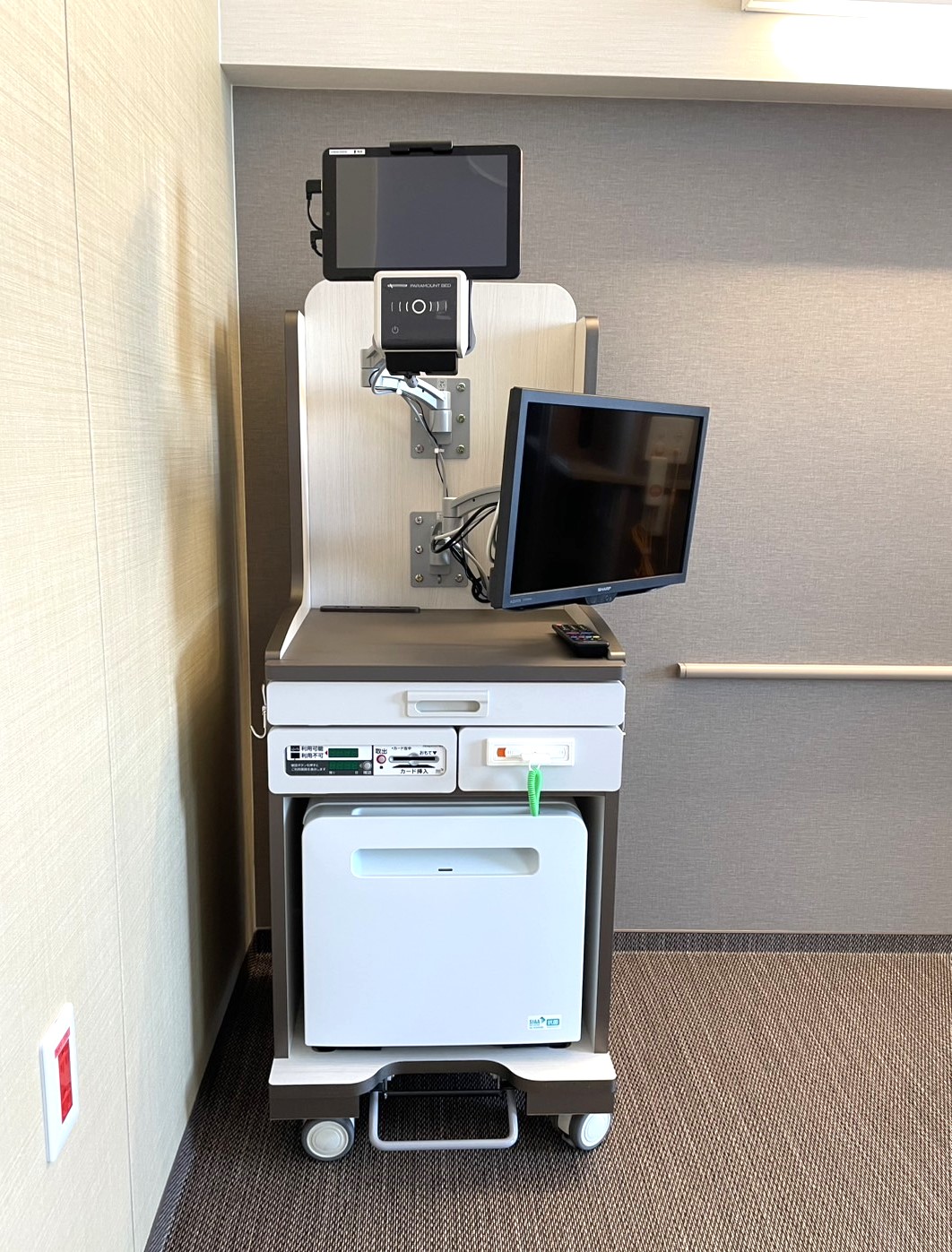 256.ミドルタイプの床頭台