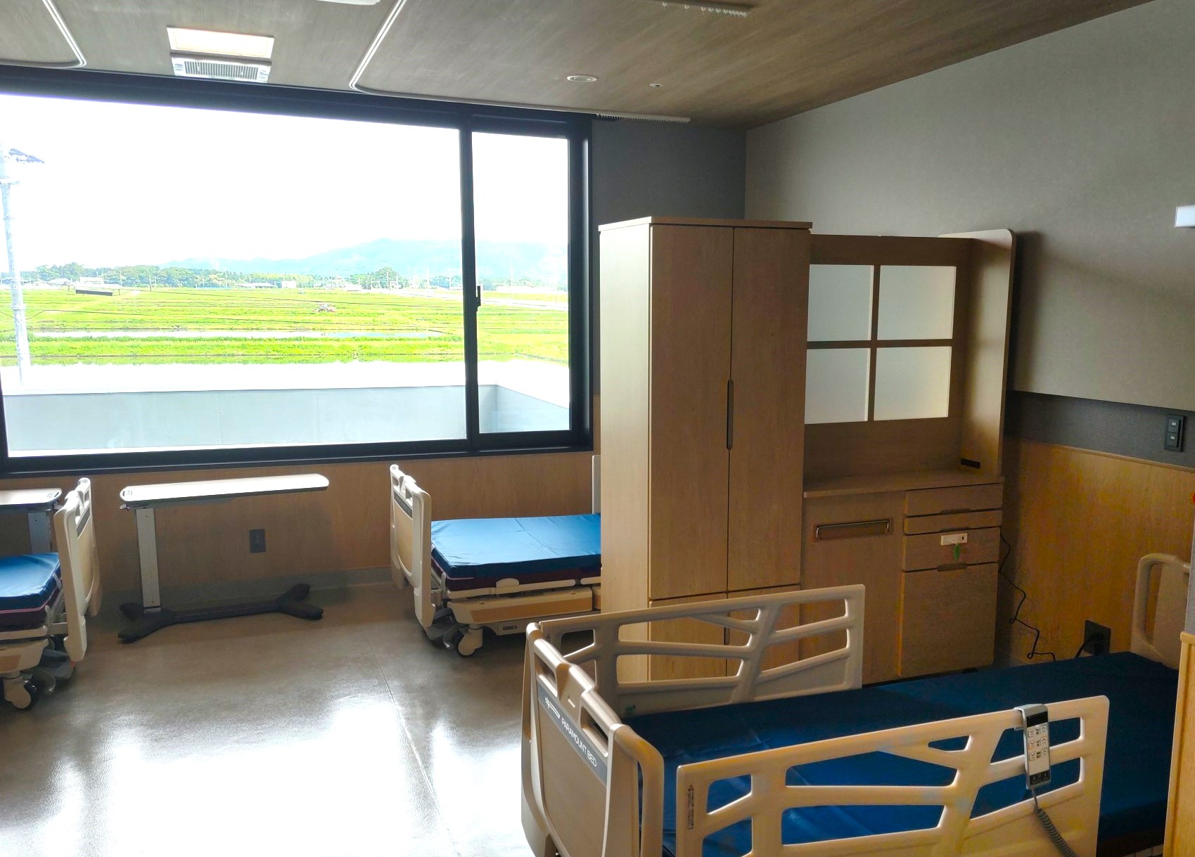 廊下側が暗くならない様に採光分を設けております。