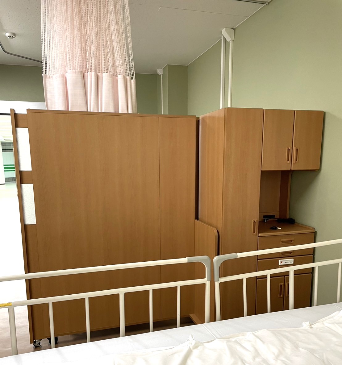 パーティションと組み合わせる事でプライベート空間を保ちます。