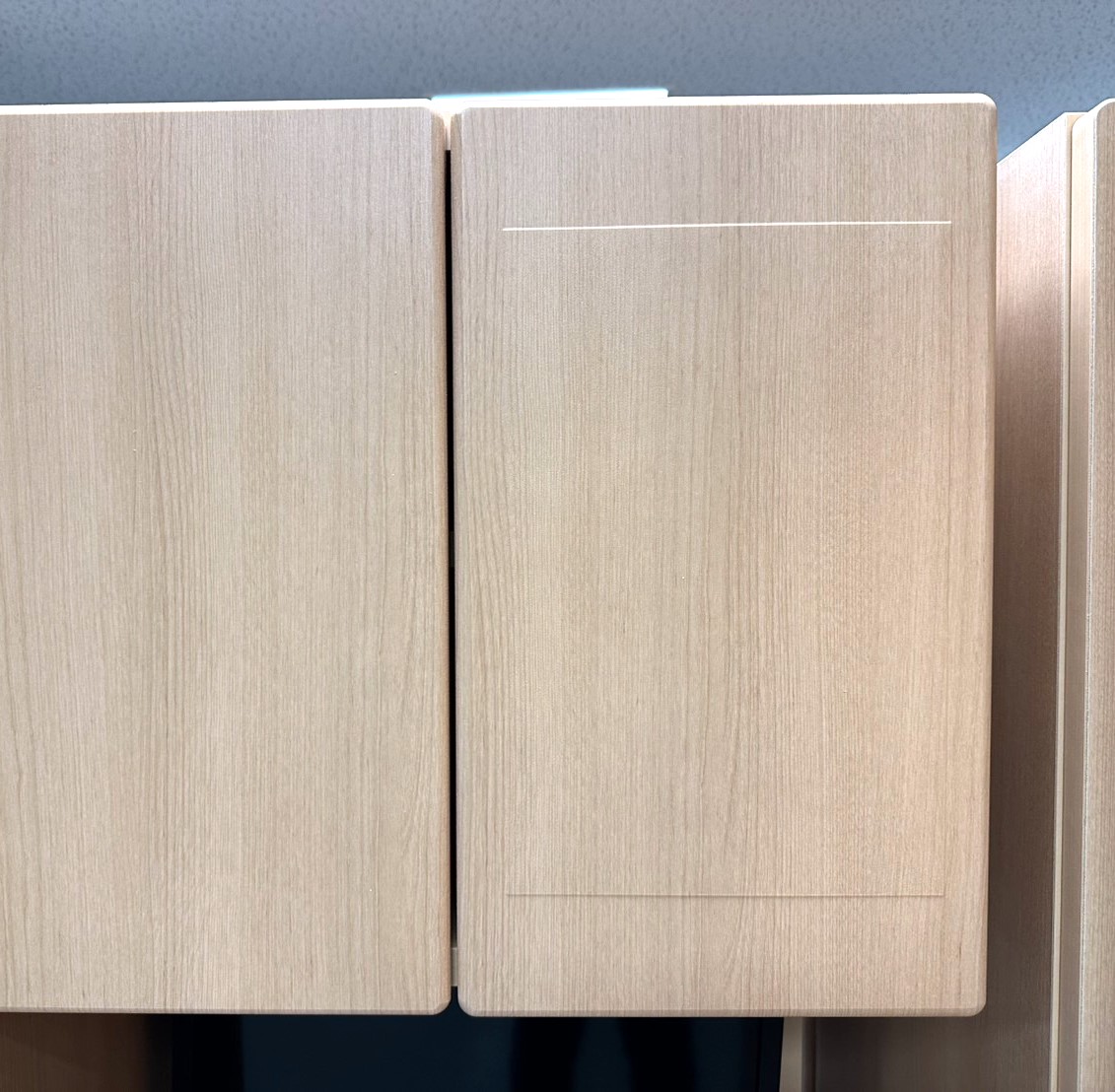 上部扉にマグネットを採用し掲示物を貼り付ける事が出来ます。