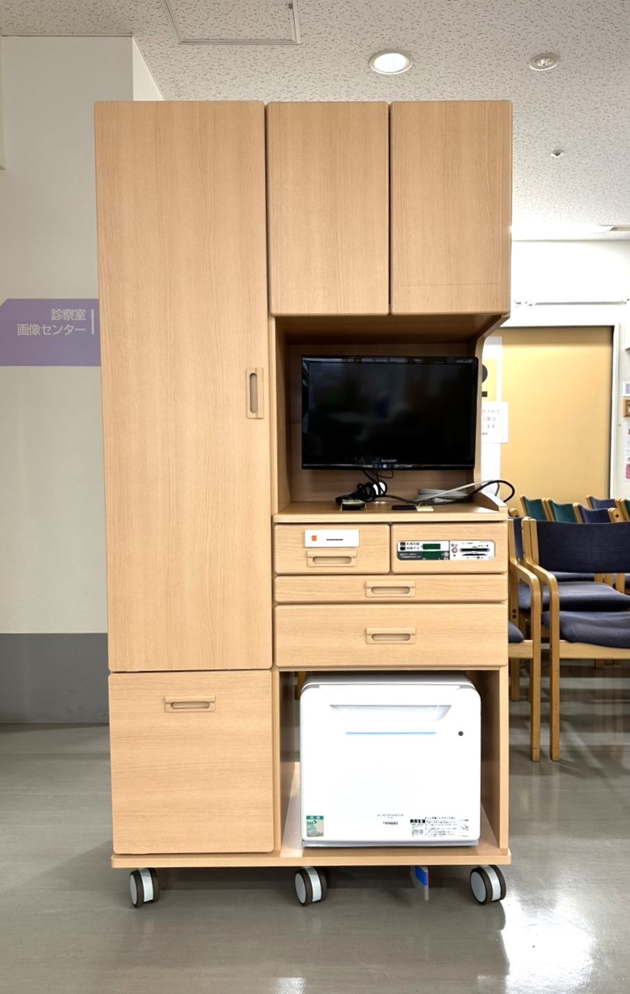 267.ハンガータイプの床頭台