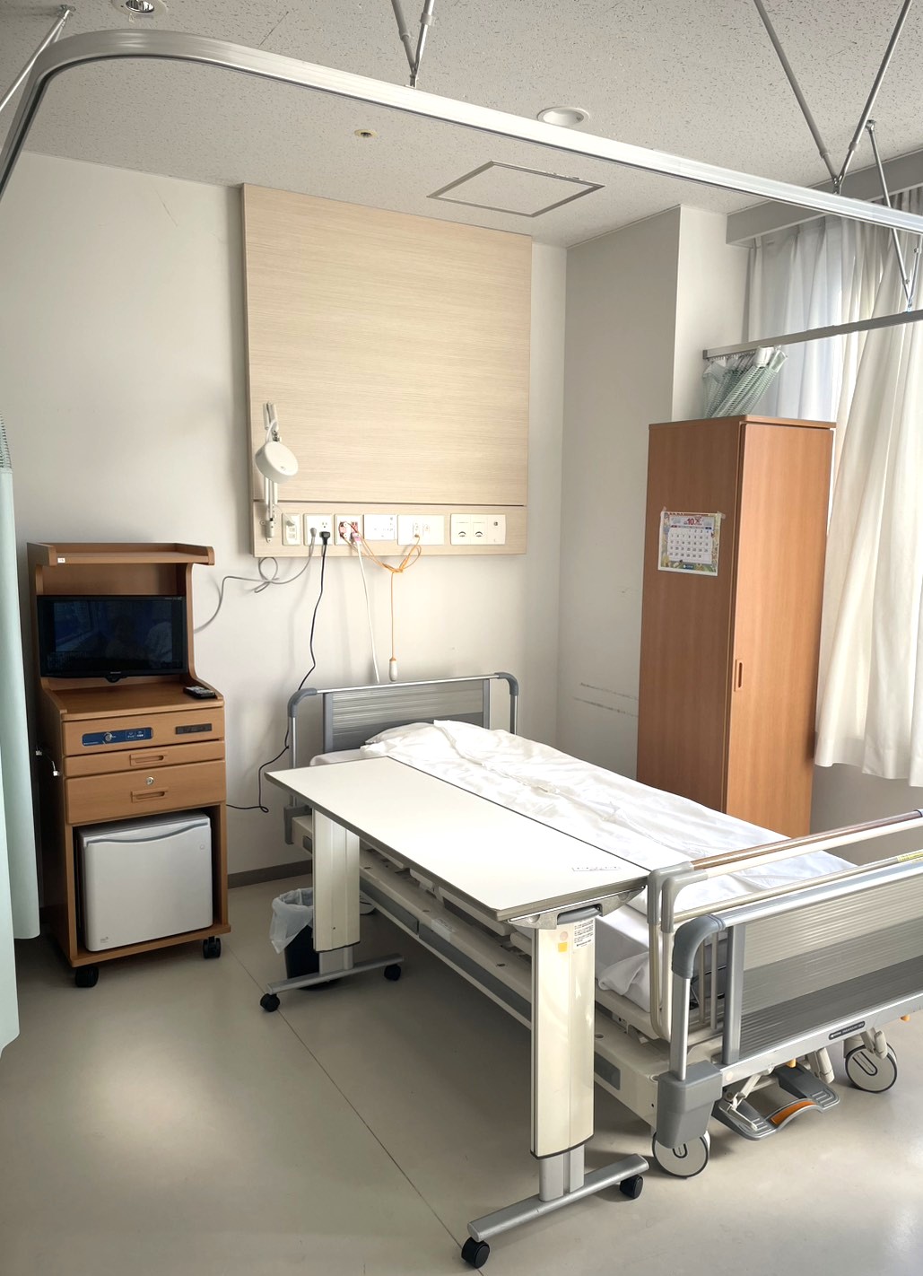 266.ミドルタイプの床頭台とロッカー