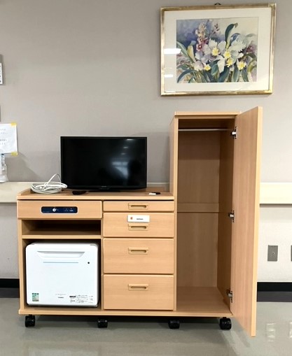 ロッカー内部にハンガー掛けパイプを設けています。