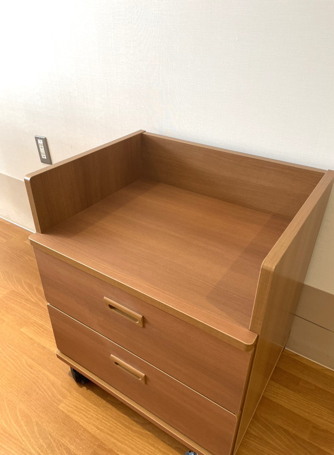 物が落ちにくいように上部3方向に高さ150㎜の転び止めを設けています。