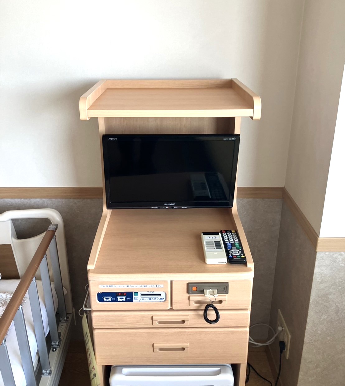 上部には物落ち防止の転び止めを設けております。