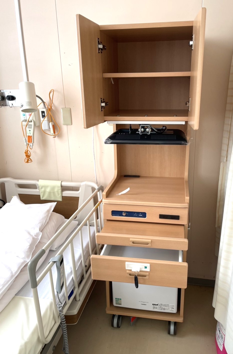 テレビを格納する事で卓上スペースを確保する事が出来ます。