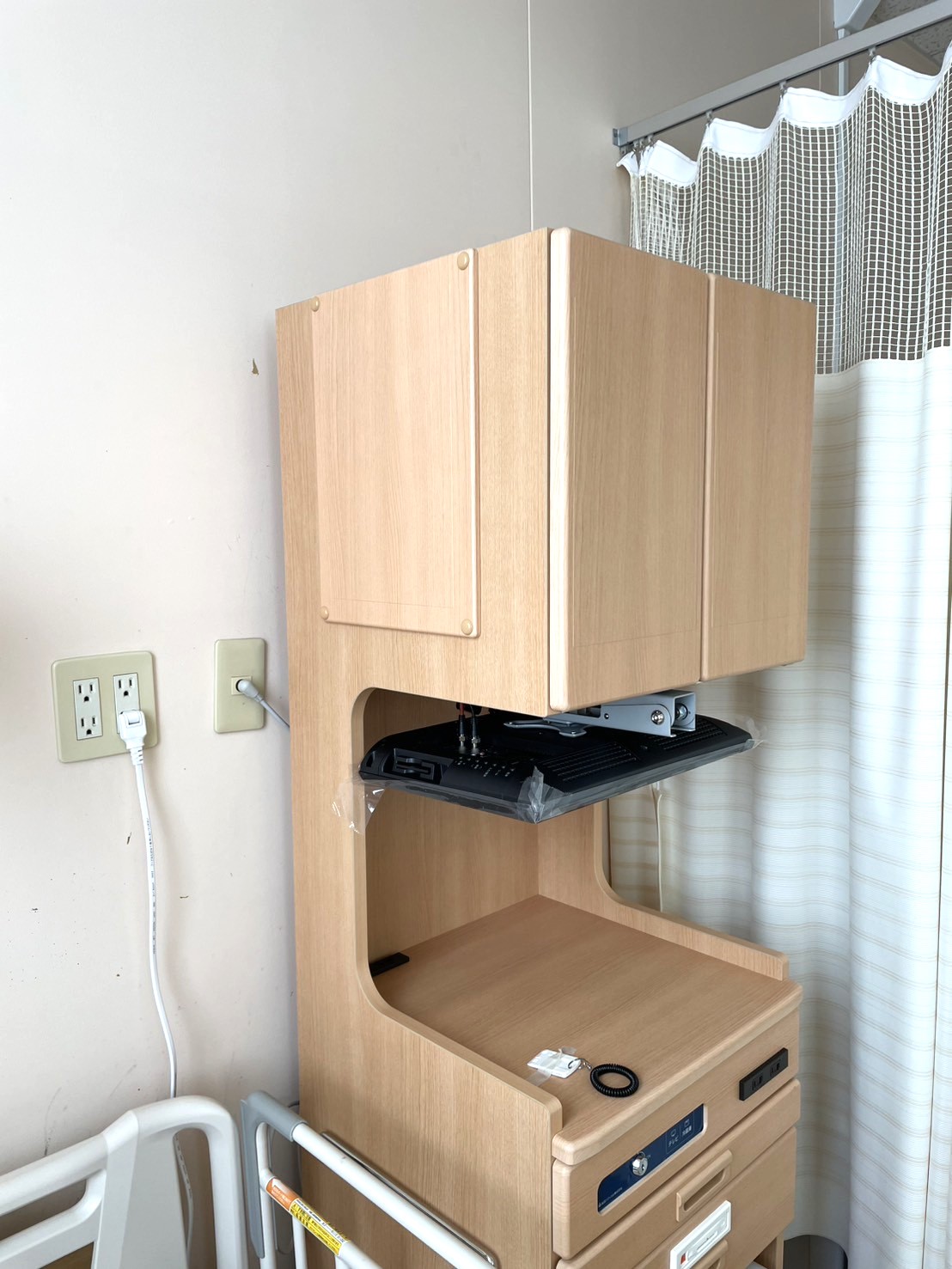 両側面に本体と同柄のマグネットボードを設けています。