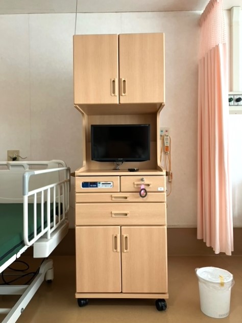 273.ハンガータイプの床頭台