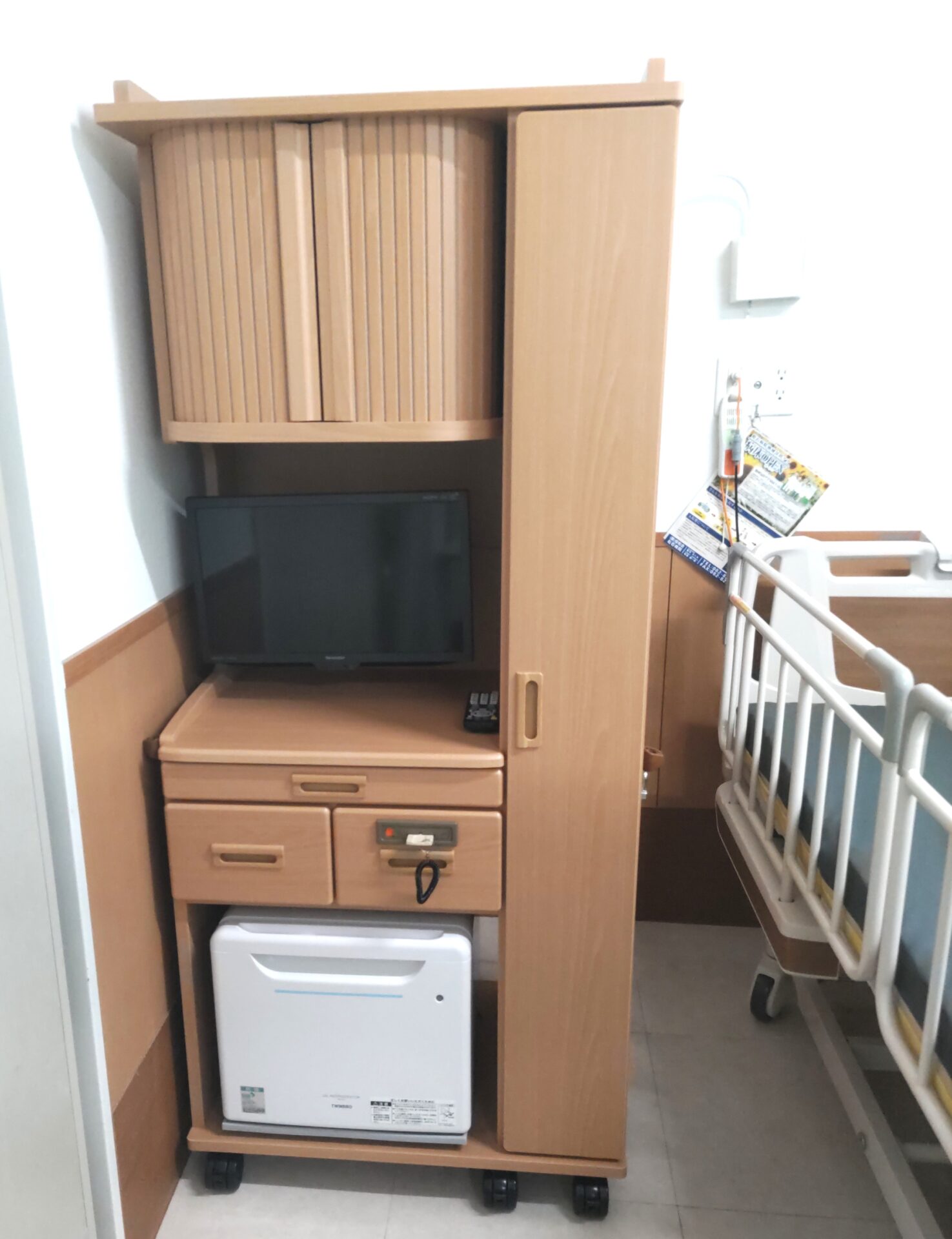 279.ハンガータイプの床頭台