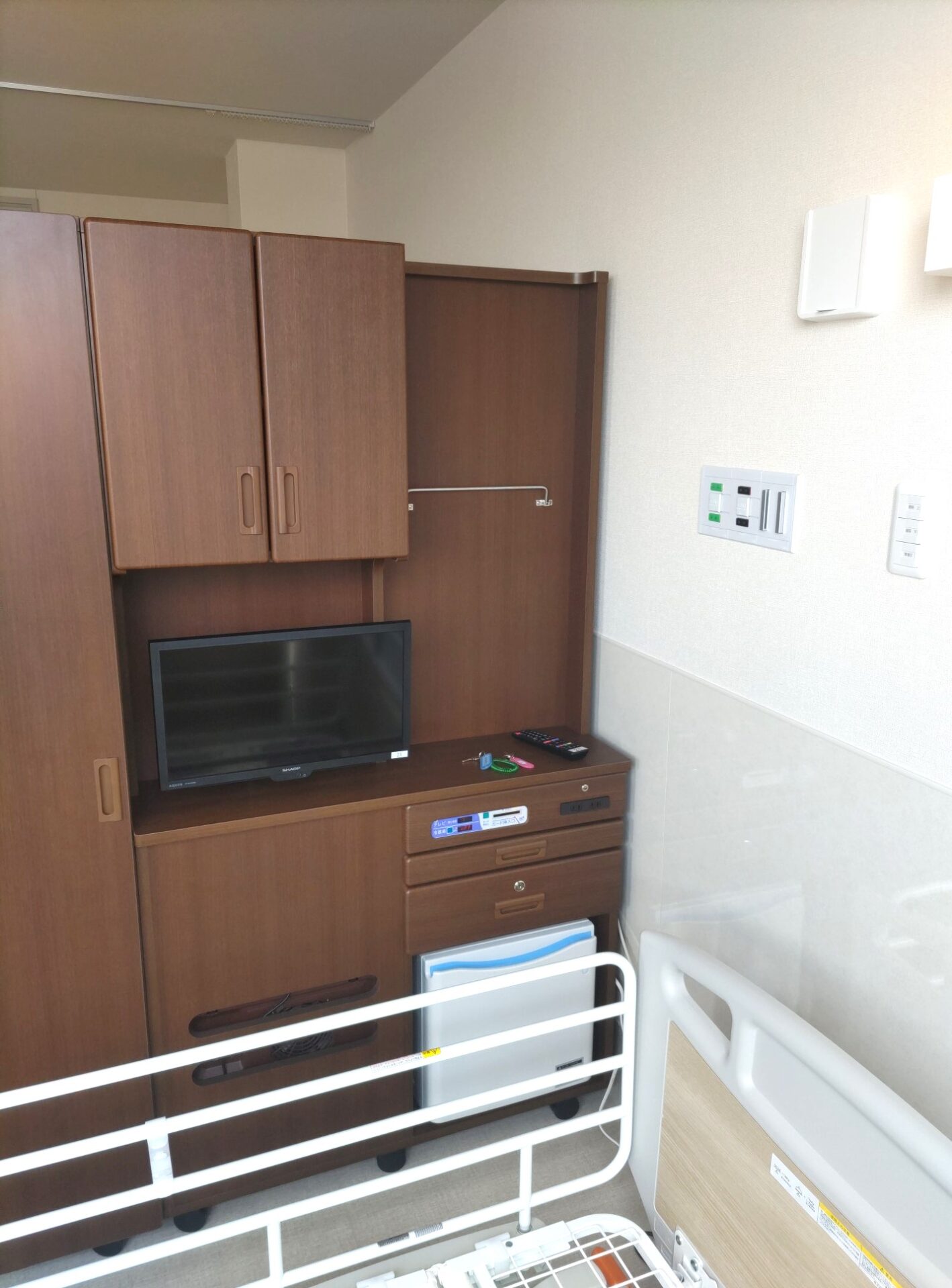 壁に取り付けてある吸引アウトレットをかわす作りになっています。