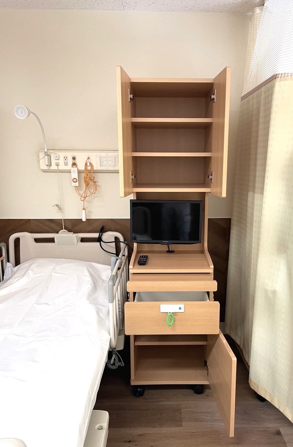 上部収納は大きくして内部に稼働棚を2枚設けています。