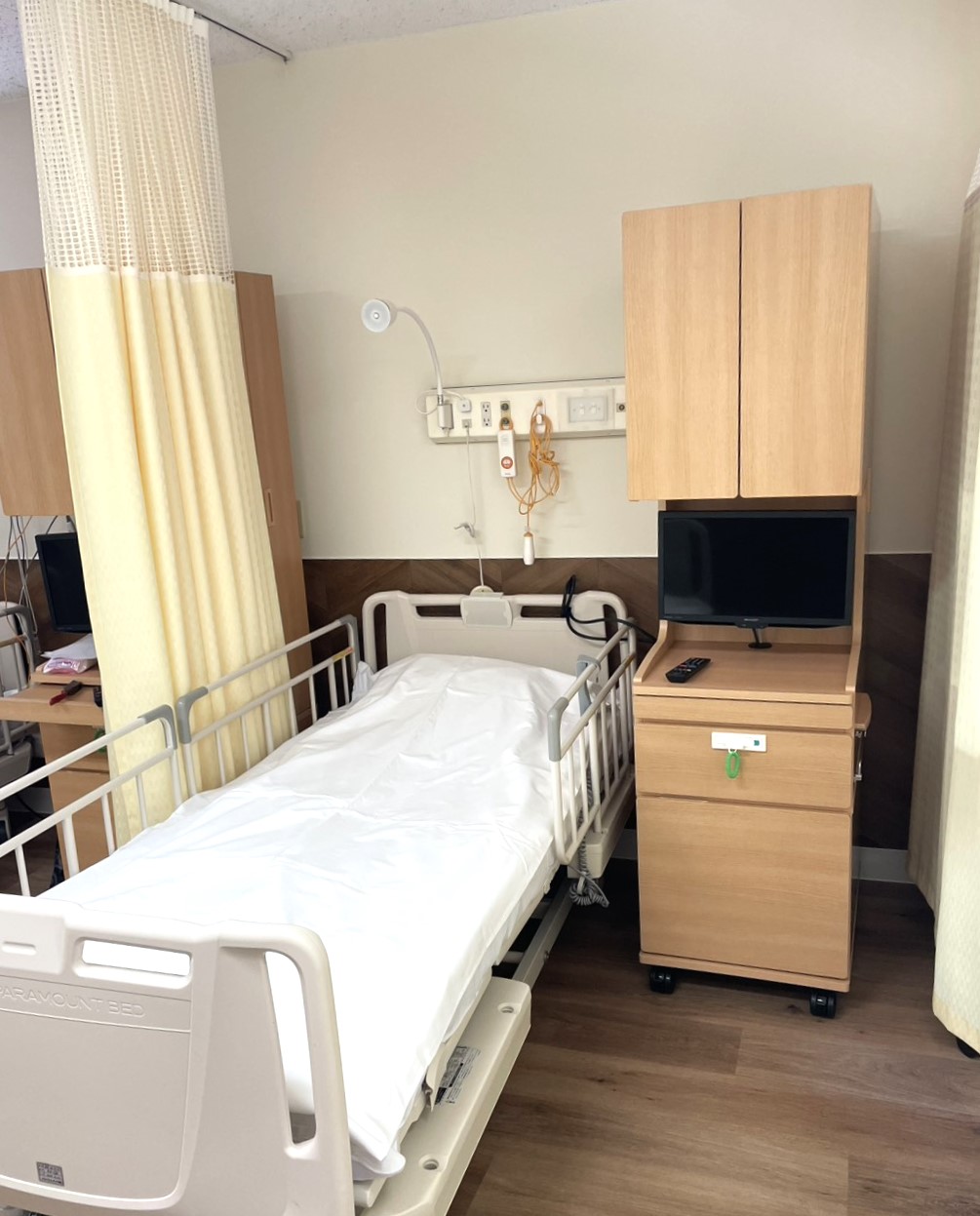 285.ハンガータイプの床頭台